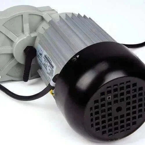 High-power brush motor for RT50AC floor scrubber with 700W, 115V/60Hz, 170 RPM, 9.5A max current, and IP20 protection.