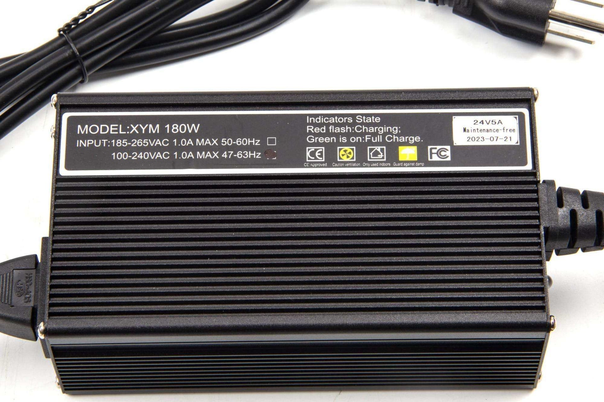 Lead-acid battery charger for SUNMAX RT15 floor scrubber with safety features and efficient charging