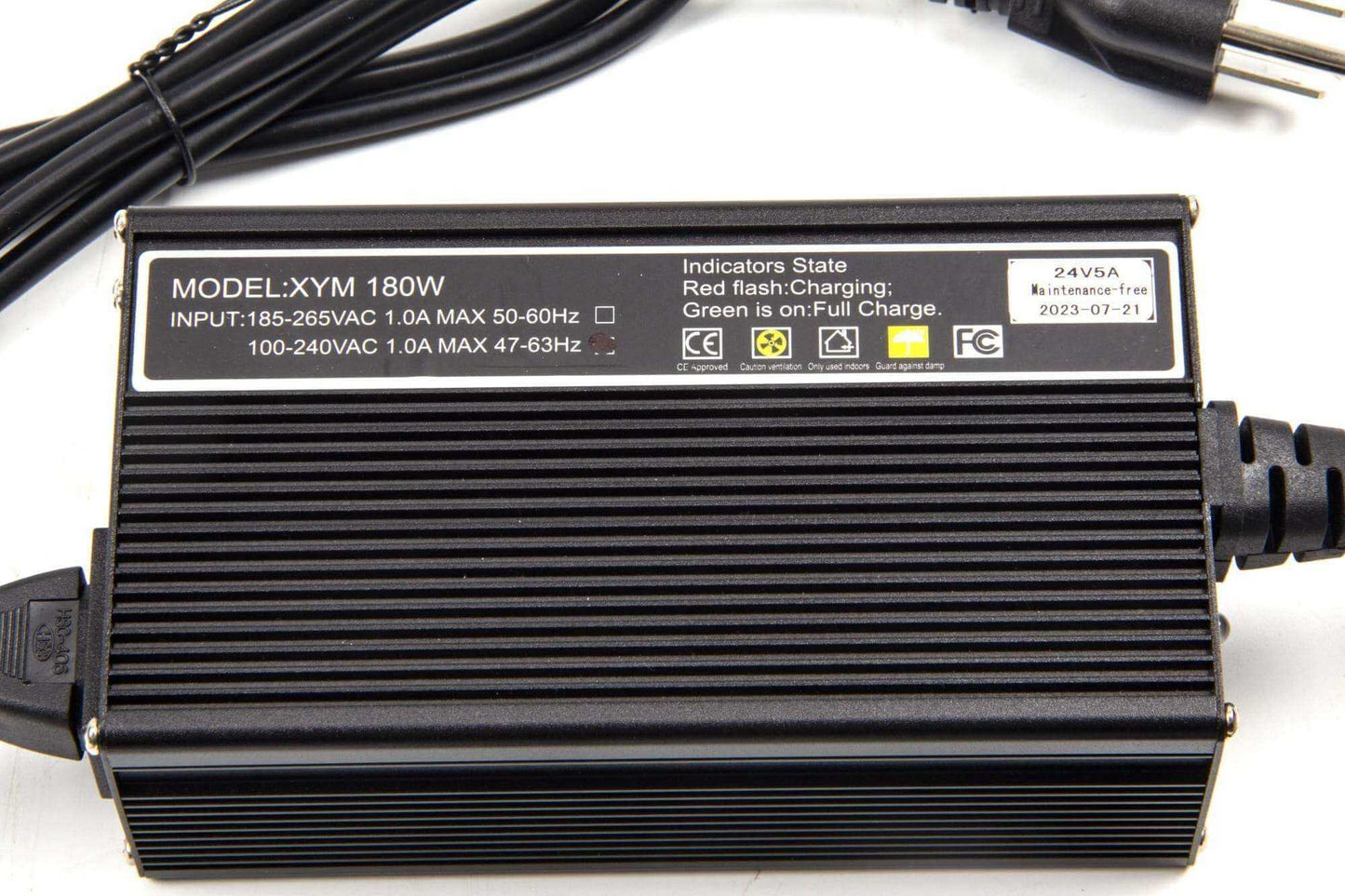 Lead-acid battery charger for SUNMAX RT15 floor scrubber with safety features and efficient charging
